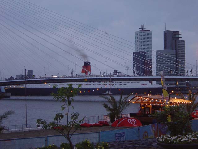 Cruiseschip ms Queen Elizabeth II van Cunard Line aan de Cruise Terminal Rotterdam vanaf Strand aan de Maas